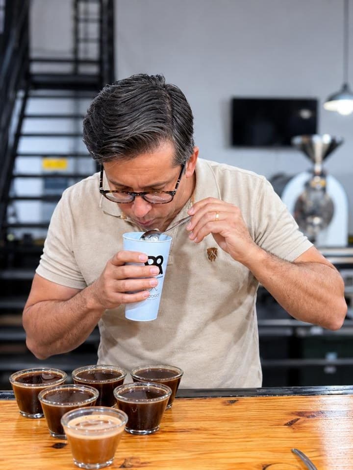 Prova de xícara (cupping) durante a curadoria de um lote