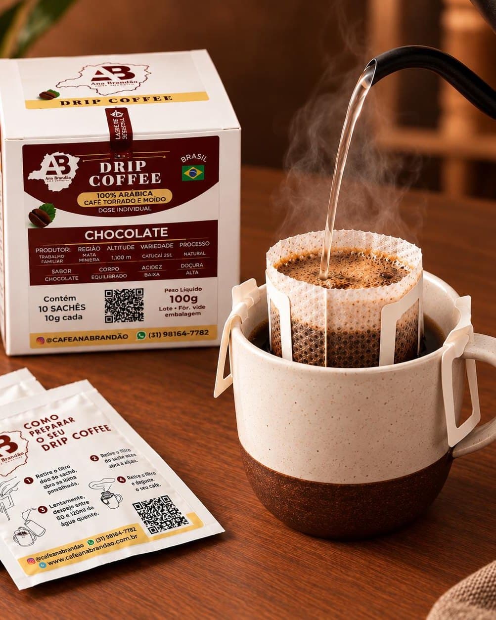 Sachê de Drip Coffee Ana Brandão encaixado na xícara durante a extração