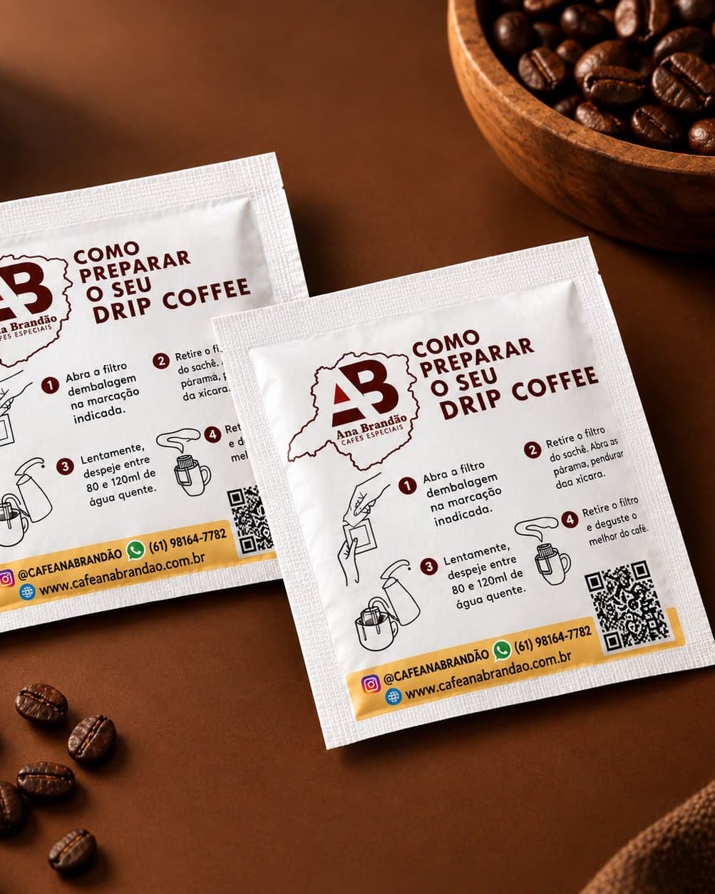 Dois sachês de Drip Coffee Ana Brandão com o passo a passo do preparo impresso no verso